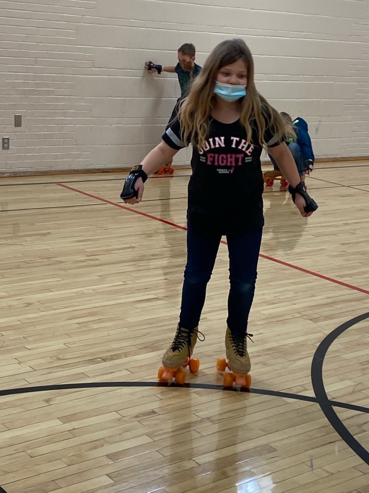 Mari skating