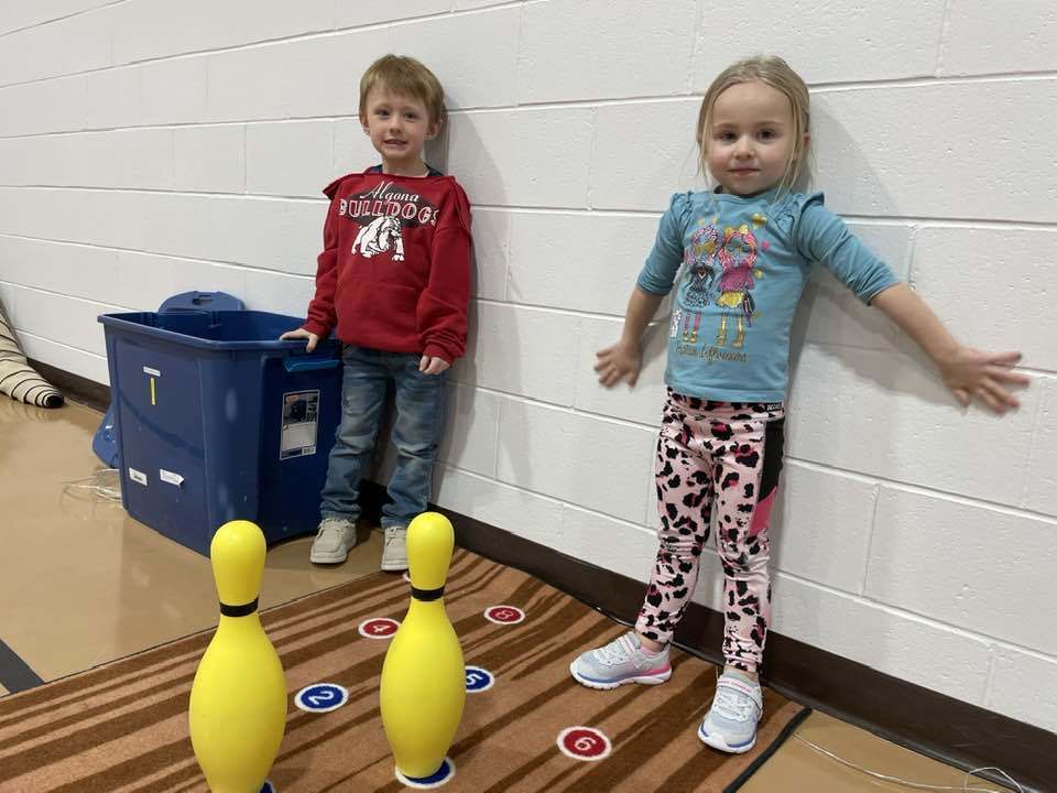 Preschoolers by bowling pins